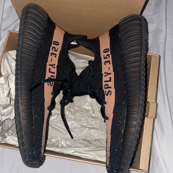 adidas Yeezy Boost 350 V2
Core Black Copper *rare* - Picture 8 of 11
